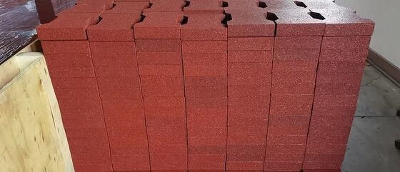 Стыкующиеся резиновые плитки и гибкие напольные системы, разработанные для тяжелых условий эксплуатации в промышленных и рекреационных зонах